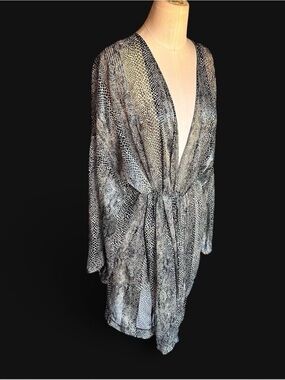 Private Luxuries Sheer small scale animal-print Kimono robe black & off white xl